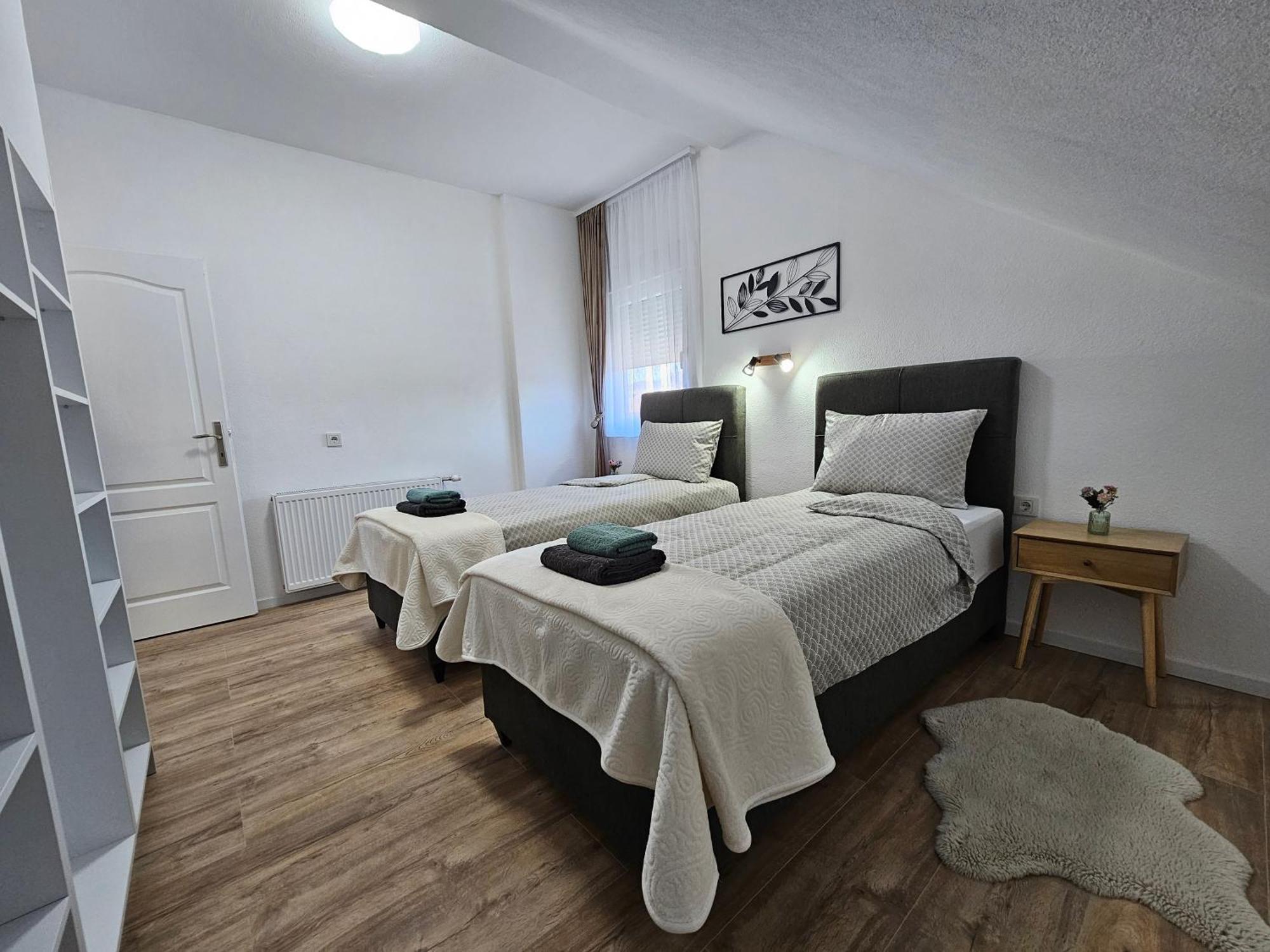 Ana Apartment Gracac  Bagian luar foto