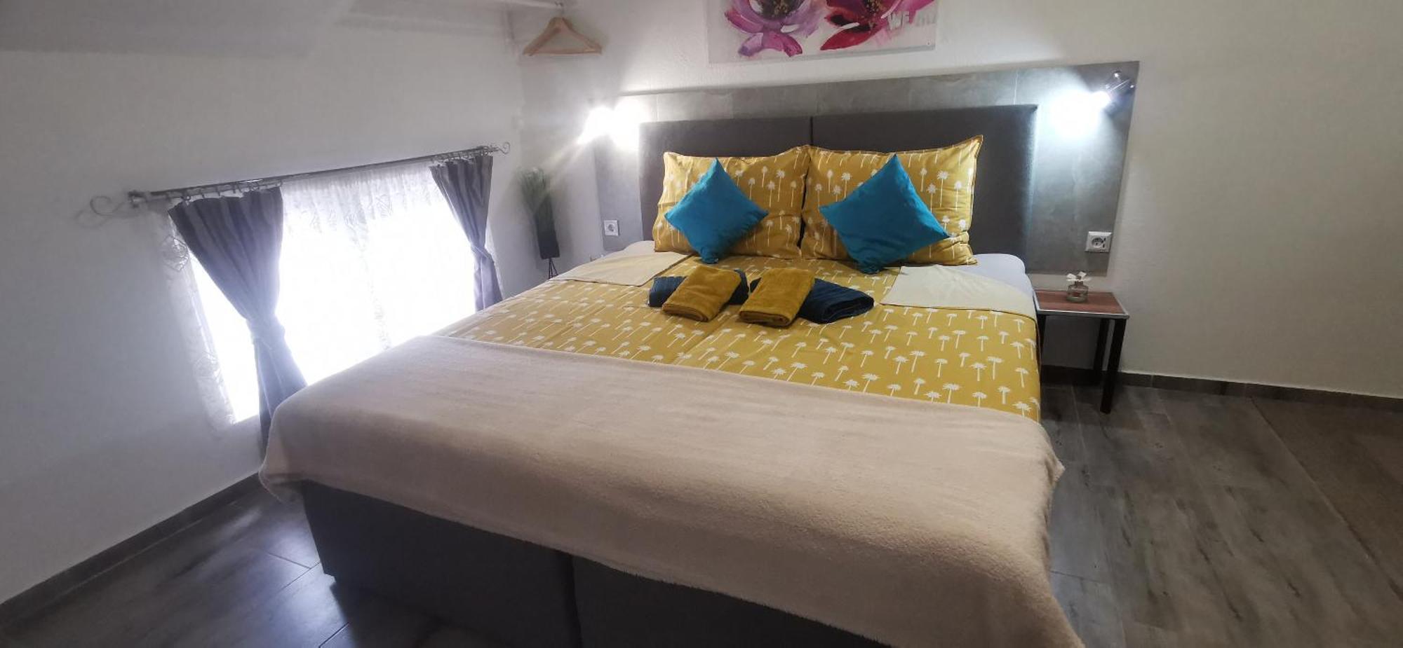 Ana Apartment Gracac  Bagian luar foto