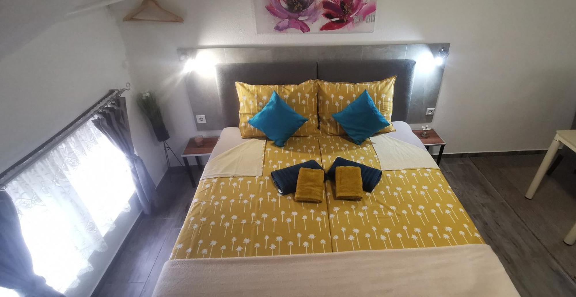 Ana Apartment Gracac  Bagian luar foto