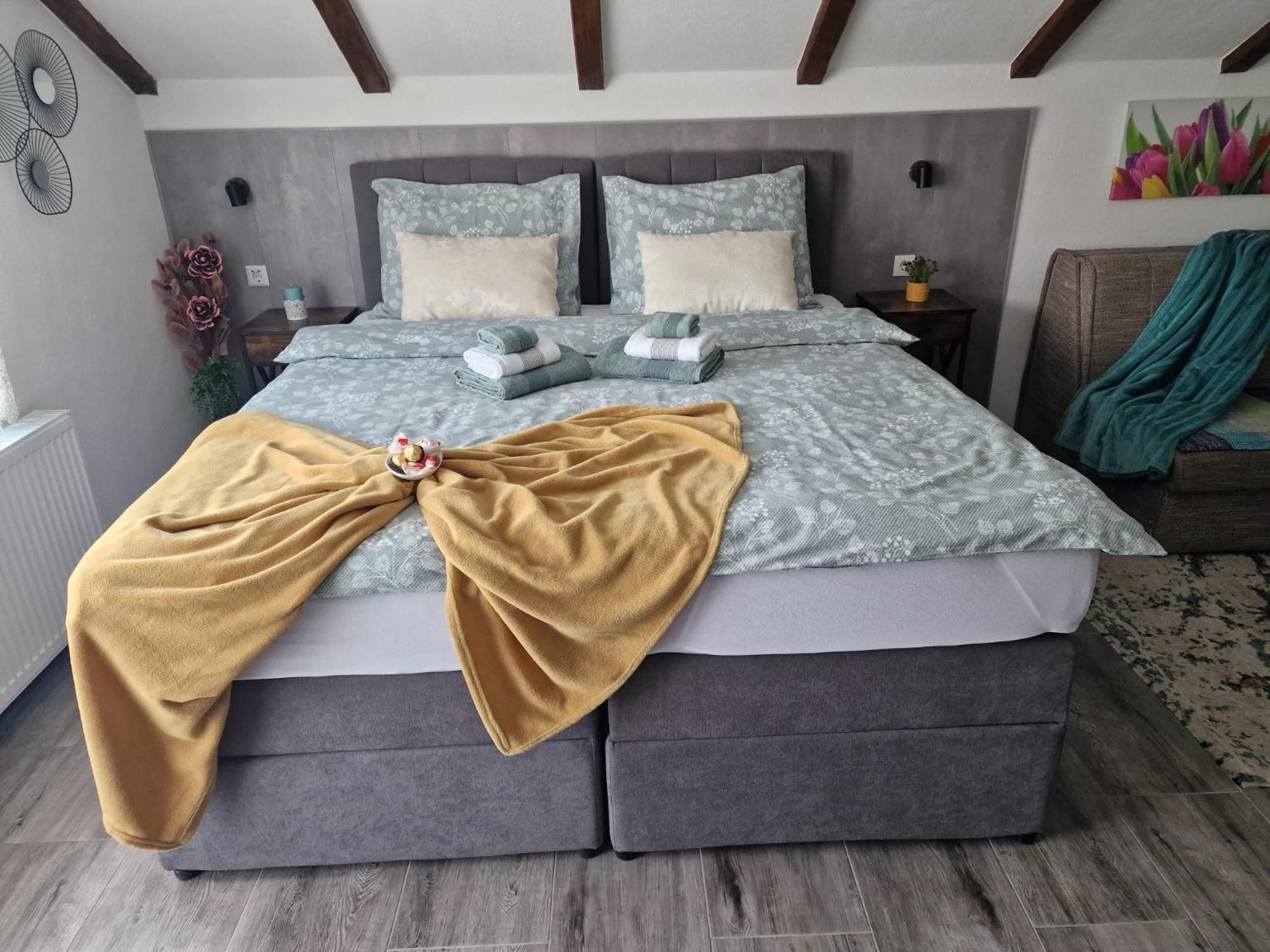 Ana Apartment Gracac  Bagian luar foto