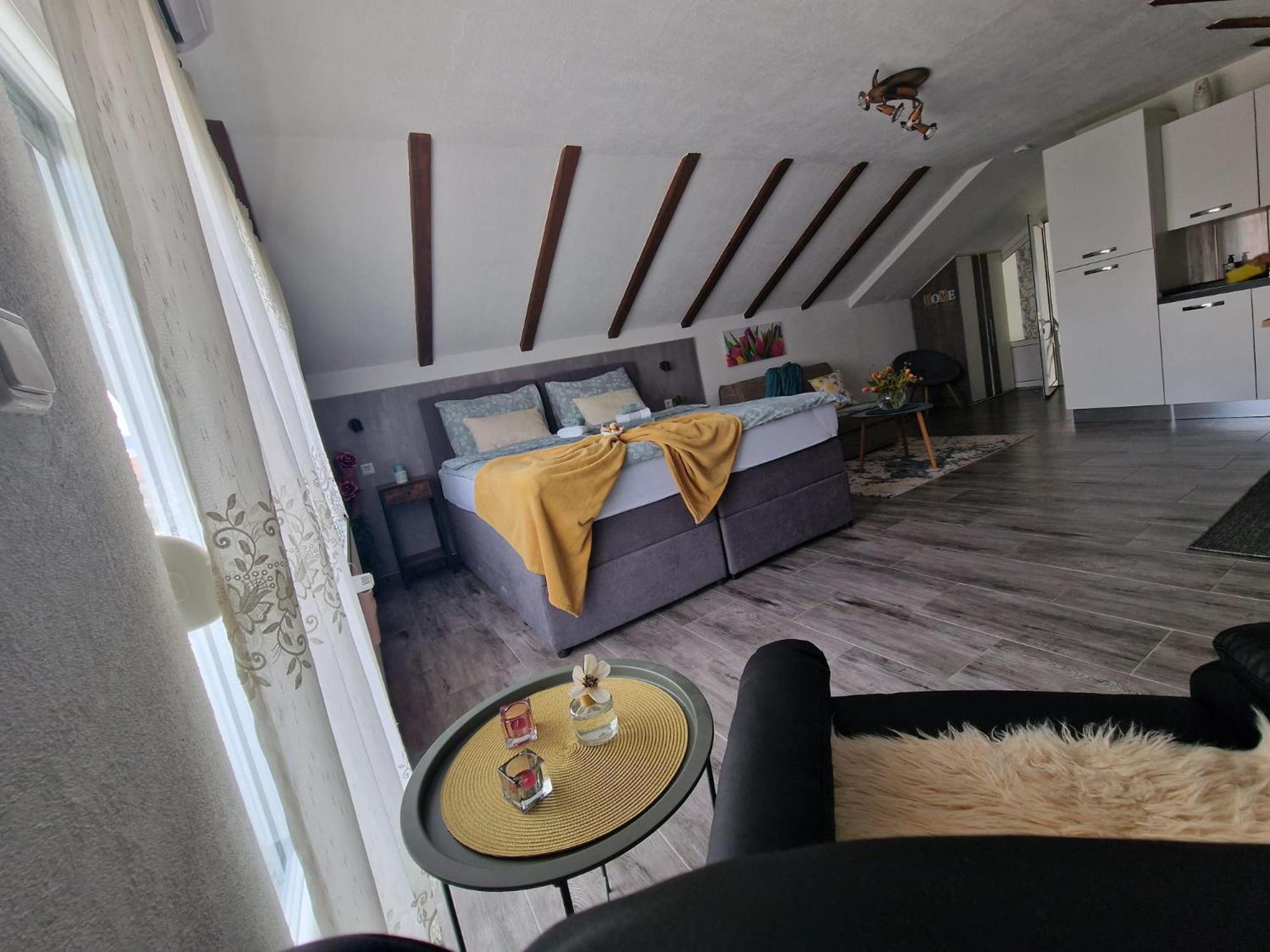 Ana Apartment Gracac  Bagian luar foto